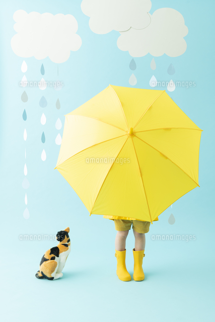 傘をさす女の子のポートレート の写真素材 イラスト素材 アマナイメージズ