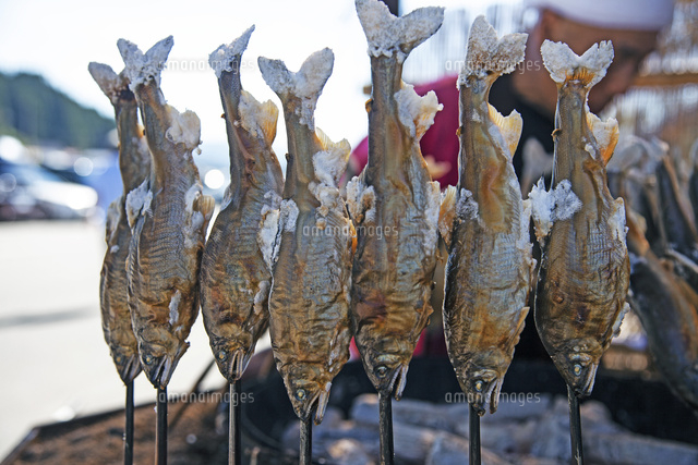 鮎の塩焼き[10953000098]の写真・イラスト素材｜アマナイメージズ