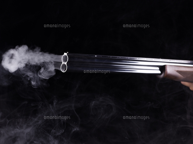 煙を吹くライフル の写真素材 イラスト素材 アマナイメージズ