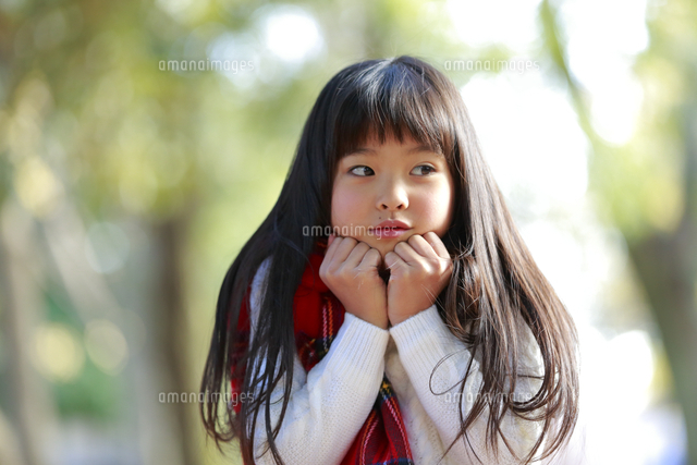 寒そうな仕草のマフラーをつけた少女 の写真素材 イラスト素材 アマナイメージズ