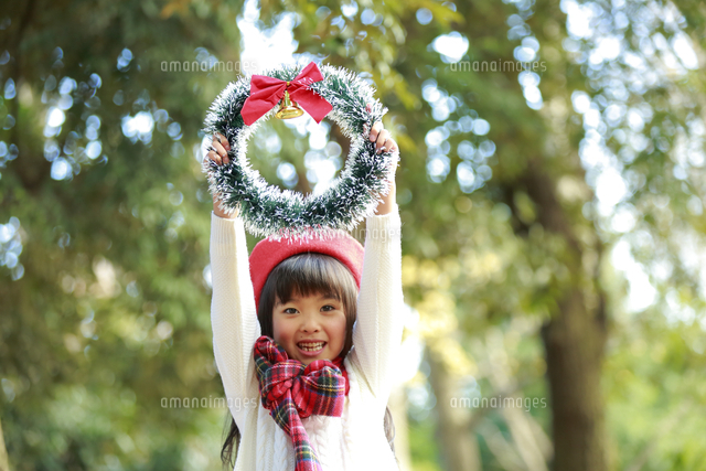 クリスマスリースを持った赤いベレー帽の少女 の写真素材 イラスト素材 アマナイメージズ