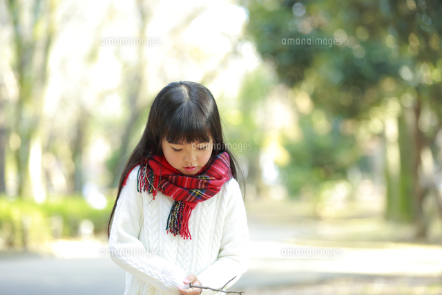 眼鏡を持つ赤いチェックのマフラーをつけた少女 の写真素材 イラスト素材 アマナイメージズ