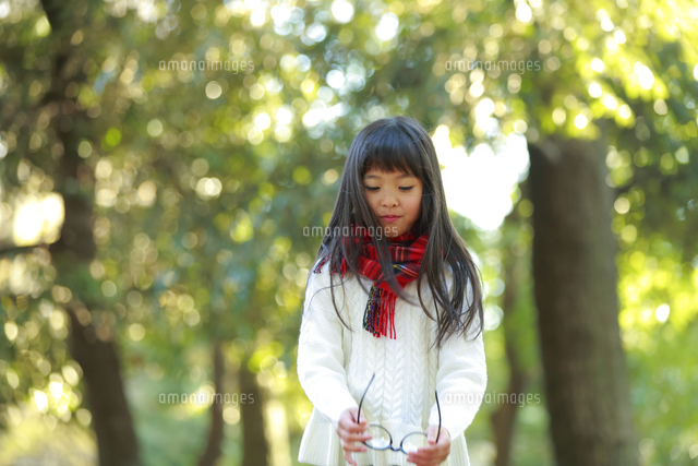 赤いチェック柄のマフラーをつけた少女 の写真素材 イラスト素材 アマナイメージズ