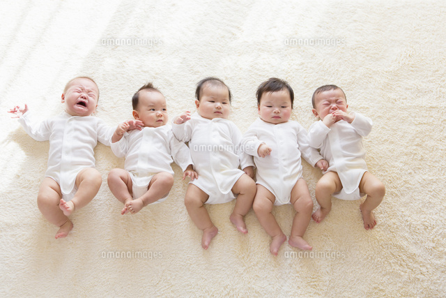 ５人の日本人赤ちゃん の写真素材 イラスト素材 アマナイメージズ