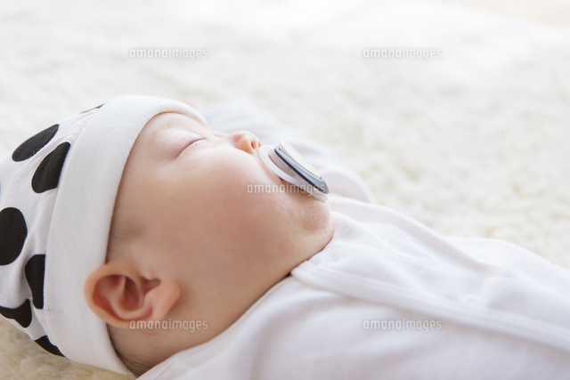 おしゃぶりをくわえた日本人赤ちゃん の写真素材 イラスト素材 アマナイメージズ