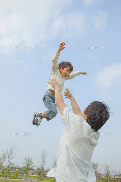 高い高いの写真素材 ストックフォト アマナイメージズ