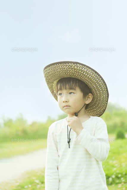 麦わら帽子をかぶった男の子 の写真素材 イラスト素材 アマナイメージズ