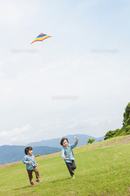 凧揚げをする双子の兄弟 の写真素材 イラスト素材 アマナイメージズ 凧揚げをする双子の兄弟 の写真素材 イラスト素材 アマナイメージズ