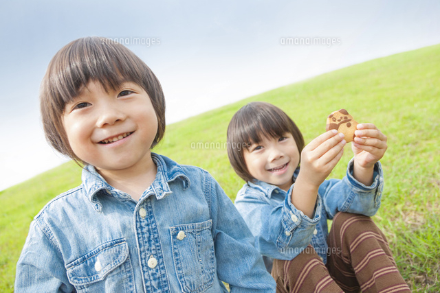 日本人の双子の兄弟 の写真素材 イラスト素材 アマナイメージズ