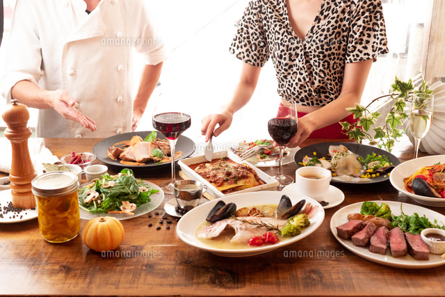 イタリアンのコース料理をシェフから説明される女性 の写真素材 イラスト素材 アマナイメージズ