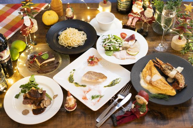 クリスマスパーティの食事風景 の写真素材 イラスト素材 アマナイメージズ