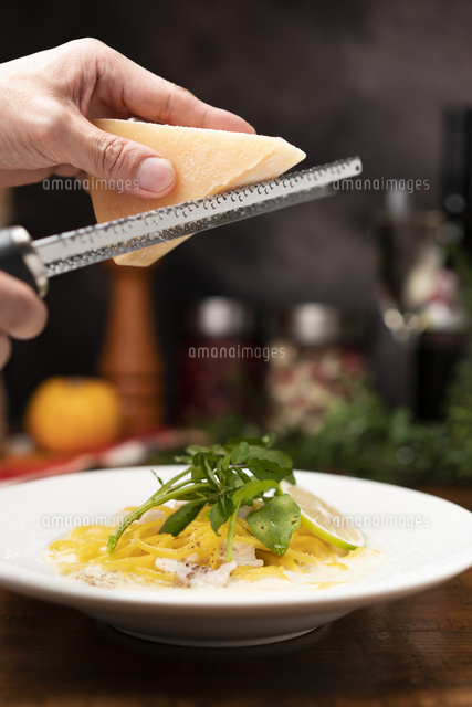 チーズを削ってしまなみレモンのクリームパスタに投下 の写真素材 イラスト素材 アマナイメージズ チーズを削ってしまなみレモンのクリームパスタに投下 の写真素材 イラスト素材 アマナイメージズ