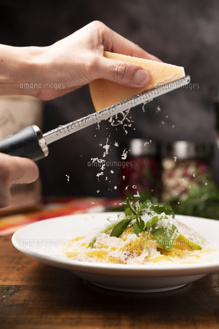 チーズを削ってしまなみレモンのクリームパスタに投下 の写真素材 イラスト素材 アマナイメージズ チーズを削ってしまなみレモンのクリームパスタに投下 の写真素材 イラスト素材 アマナイメージズ