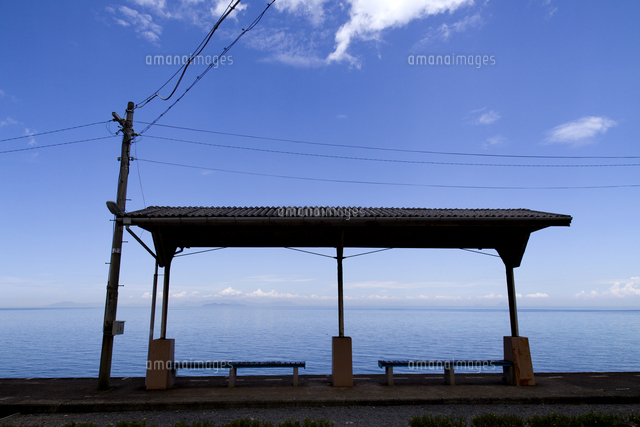 夏の下灘駅と瀬戸内海 の写真素材 イラスト素材 アマナイメージズ