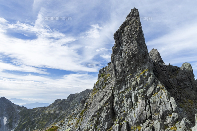 北穂高岳頂上と南峰間にある松濤岩[10975001091]の写真・イラスト素材