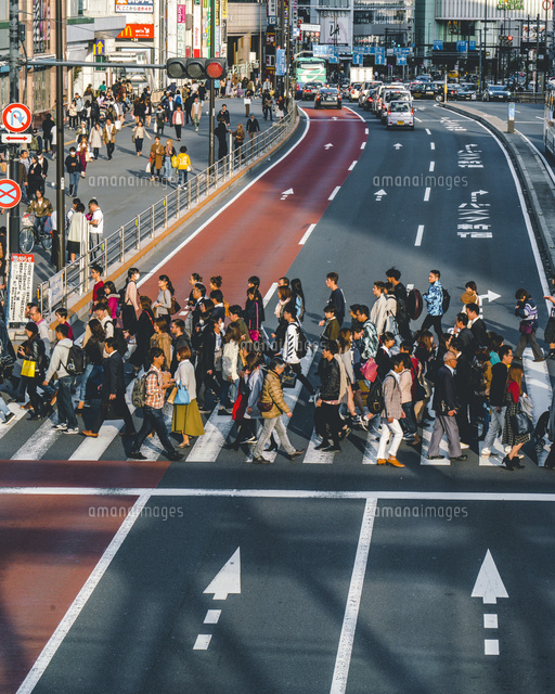 新宿南口の横断歩道を渡る人の群れ の写真素材 イラスト素材 アマナイメージズ