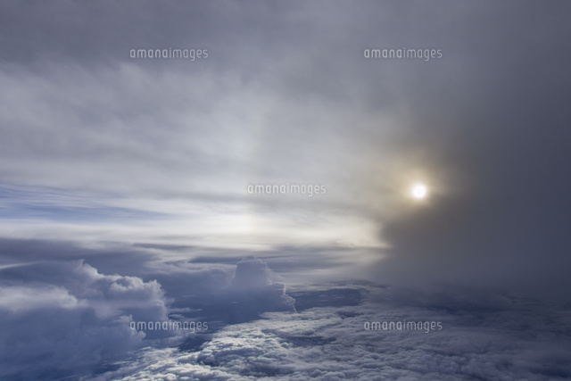 雲海に現れたハロ の写真素材 イラスト素材 アマナイメージズ