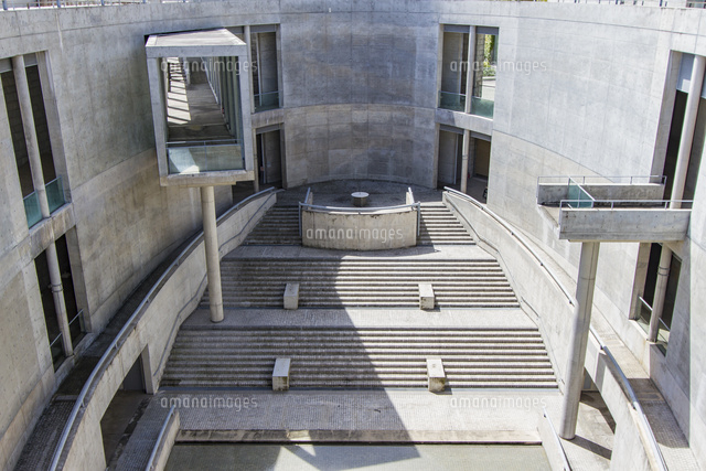 時間を忘れ直線美と曲線美とを楽しむ淡路夢舞台 の写真素材 イラスト素材 アマナイメージズ