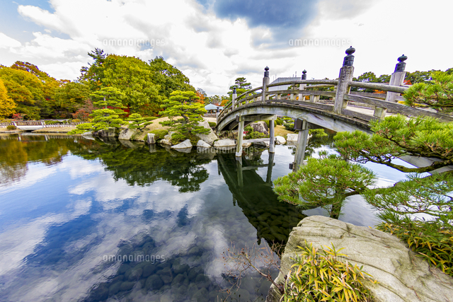 三景園 美しく手入れされた日本庭園 の写真素材 イラスト素材 アマナイメージズ