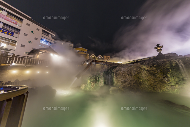 幻想的なライトアップと湯煙に包まれる草津温泉湯滝 の写真素材 イラスト素材 アマナイメージズ