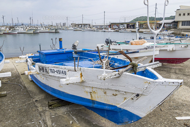 角島漁協前に並ぶ陸揚げされた古い船[10983000704]の写真・イラスト