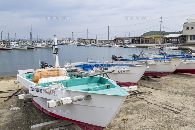 角島漁協前に並ぶ陸揚げされた古い船[10983000705]の写真・イラスト