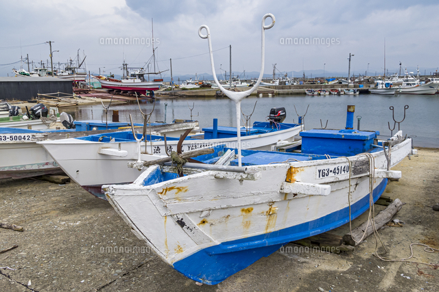 角島漁協前に並ぶ陸揚げされた古い船[10983000705]の写真・イラスト