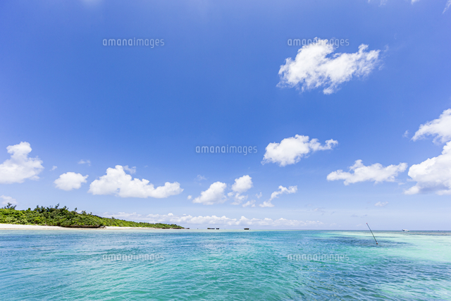 エメラルドグリーンと青い空が広がる川平湾の夏の絶景