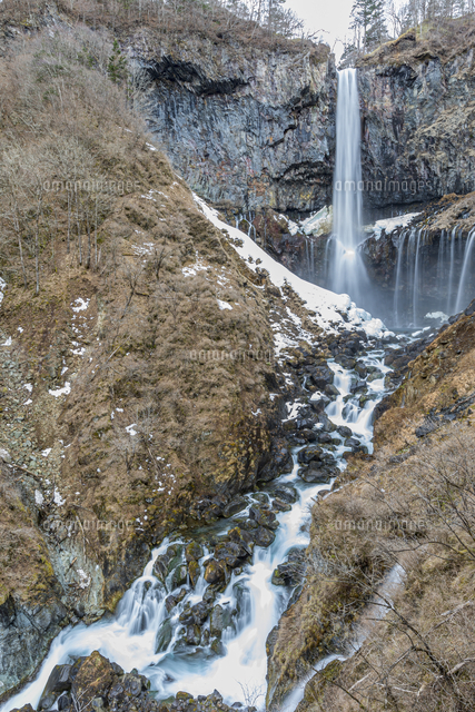 雪解けが進み春を迎える華厳の滝 の写真素材 イラスト素材 アマナイメージズ 雪解けが進み春を迎える華厳の滝 の写真素材 イラスト素材 アマナイメージズ