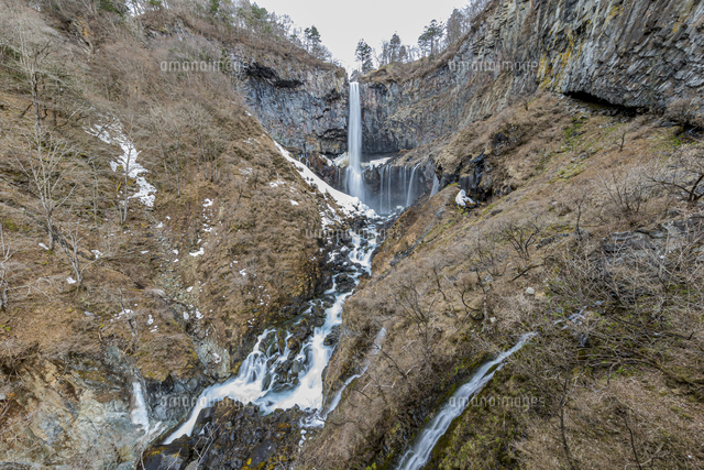 雪解けが進み春を迎える華厳の滝 の写真素材 イラスト素材 アマナイメージズ