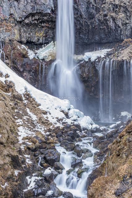 雪解けが進み春を迎える華厳の滝 の写真素材 イラスト素材 アマナイメージズ 雪解けが進み春を迎える華厳の滝 の写真素材 イラスト素材 アマナイメージズ