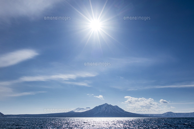 樽前山と風不死岳を照らす太陽[10983001369]の写真・イラスト素材