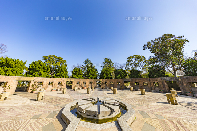 山下公園の世界の広場と羅針盤をイメージした噴水 の写真素材 イラスト素材 アマナイメージズ
