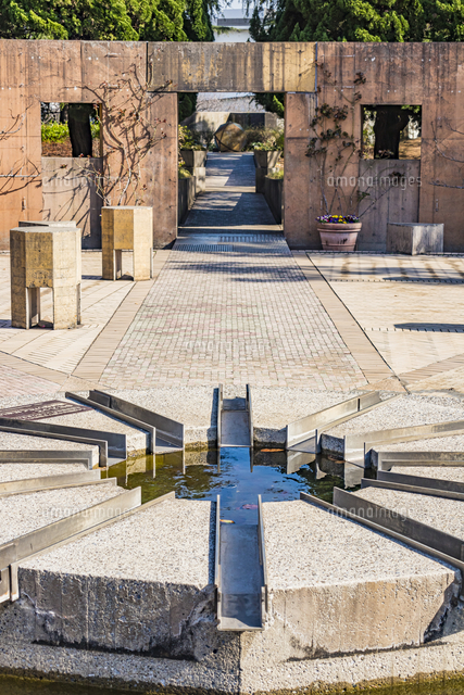 山下公園の世界の広場と羅針盤をイメージした噴水 の写真素材 イラスト素材 アマナイメージズ