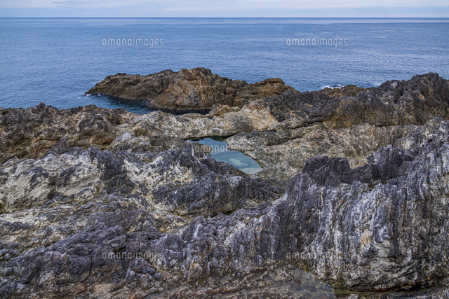 佐渡・尖閣湾 あげしま展望台から臨む揚島西端の風景[10983003047]の