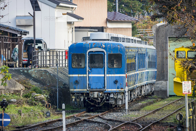 若桜鉄道 若桜駅に停車している老朽化した12系客車[10983004371]の写真
