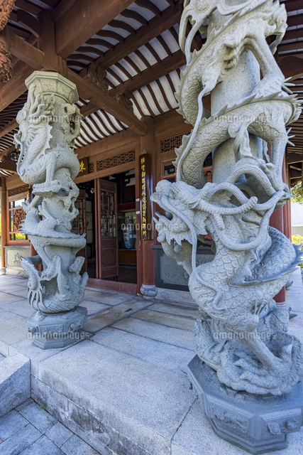 福州園 特徴的な龍柱が並ぶ東冶堂正面[10983004457]の写真・イラスト
