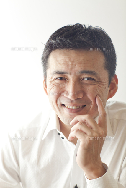 頬杖をつく笑顔の中年男性 の写真素材 イラスト素材 アマナイメージズ