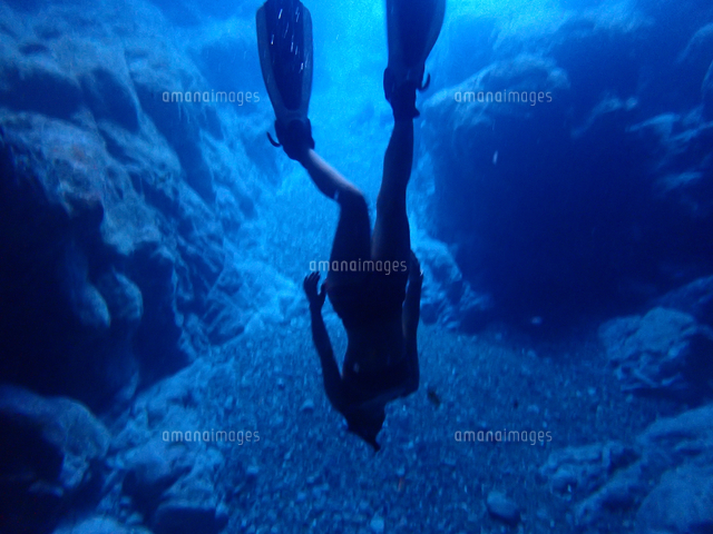 シュノーケルで潜る女性 の写真素材 イラスト素材 アマナイメージズ