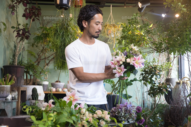 花屋で花をアレンジする男性 の写真素材 イラスト素材 アマナイメージズ