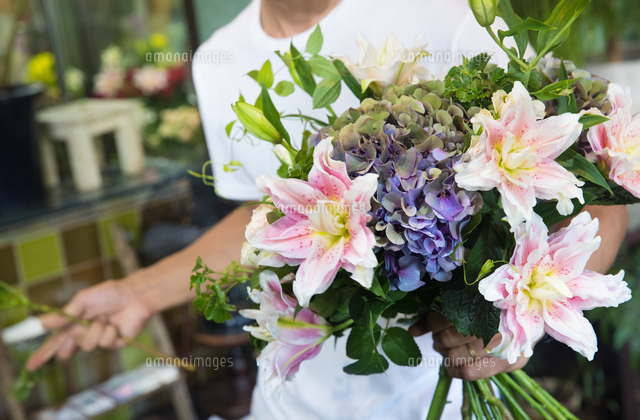 花を持つ男性 の写真素材 イラスト素材 アマナイメージズ