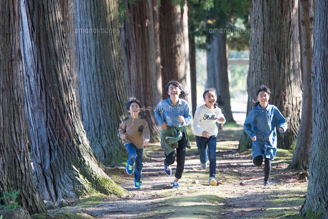 走ってくる子供4人 の写真素材 イラスト素材 アマナイメージズ