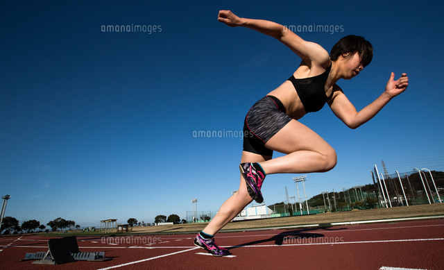 陸上トラックで走る女性 の写真素材 イラスト素材 アマナイメージズ