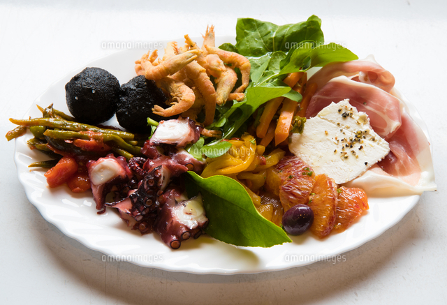 皿の上のイタリア料理前菜 の写真素材 イラスト素材 アマナイメージズ