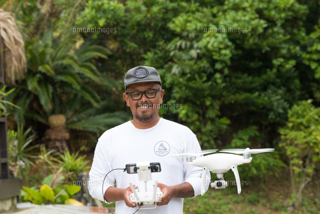 ドローンを操縦する３０代男性オペレーター の写真素材 イラスト素材 アマナイメージズ