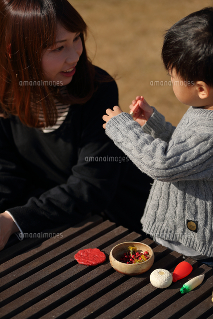親子でままごと の写真素材 イラスト素材 アマナイメージズ