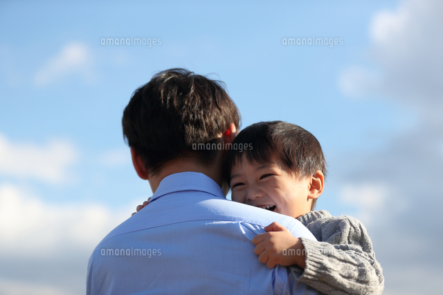 子供を抱っこする父親 の写真素材 イラスト素材 アマナイメージズ