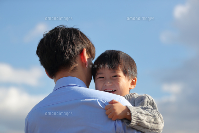 子供を抱っこする父親 の写真素材 イラスト素材 アマナイメージズ