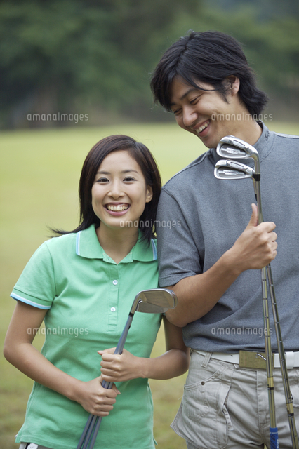 クラブを持つカップル の写真素材 イラスト素材 アマナイメージズ