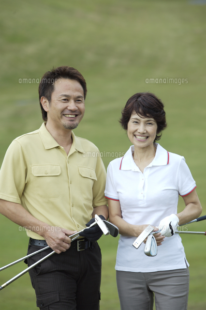 クラブを持つカップル の写真素材 イラスト素材 アマナイメージズ